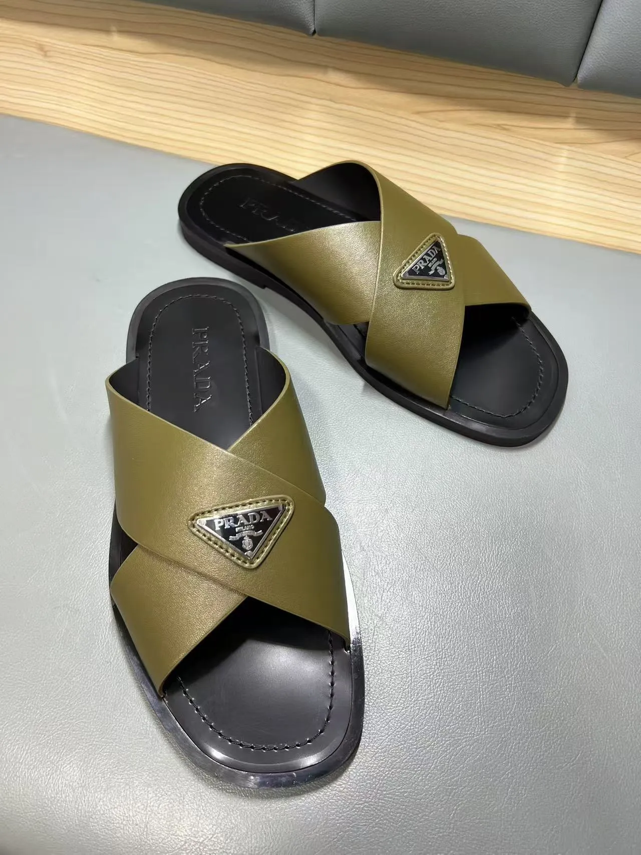 340💰PRADA Prada’s latest slippers are synchronized with the official website. This slipper is made of the brand’s unique and iconic Saffiano leather. The brand logo jumps out from the double straps, and the brand style is clearly visible. Cowhide gives men elegant charm and functional design, making it an ideal choice for vacation and leisure. Size:38-45